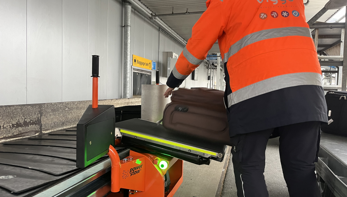 Eindhoven Airport investeert in tilhulpen om werk bagagemedewerkers lichter te maken