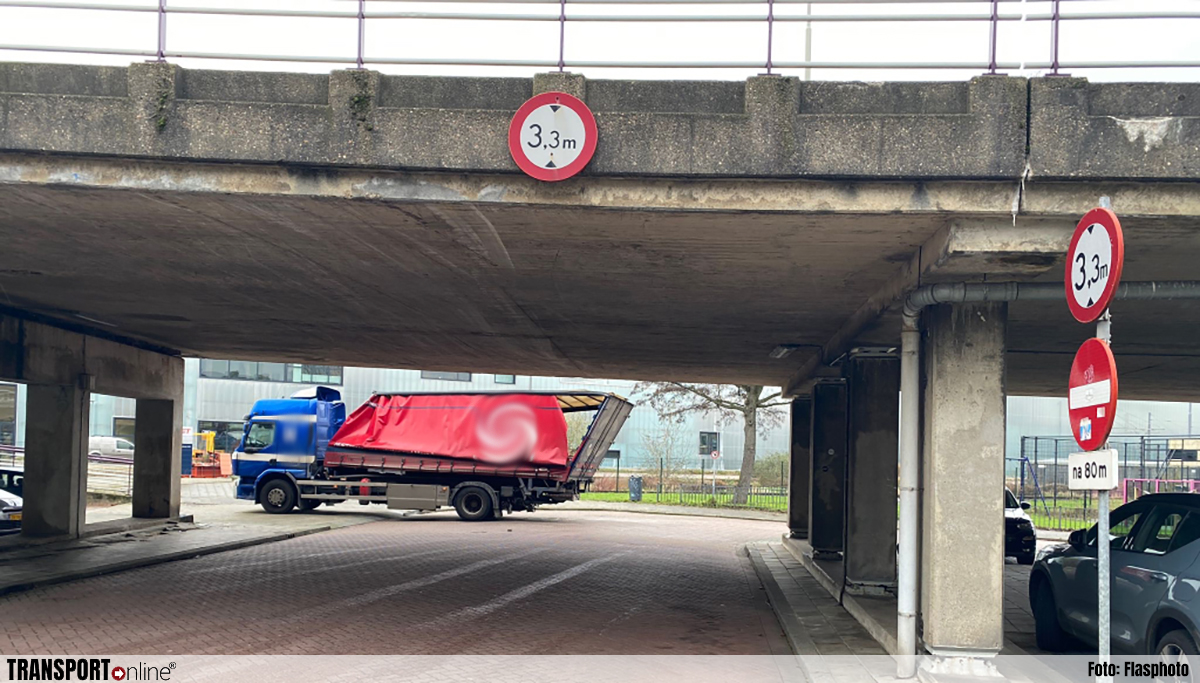 Weer rijdt vrachtwagenchauffeur zich vast onder viaduct in Rotterdam [+foto]
