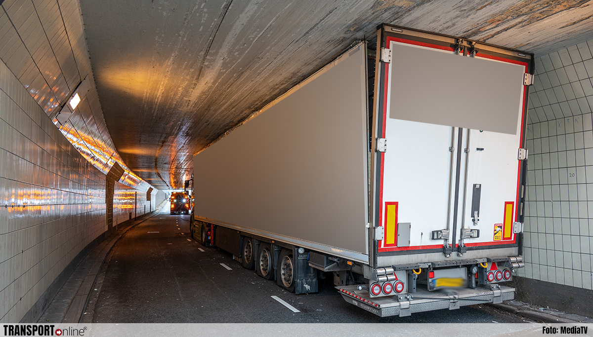 Vrachtwagenchauffeur rijdt zich vast in viaduct in Rotterdam [+foto's]