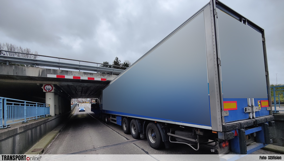 Vrachtwagen vast onder viaduct in Waalwijk, chauffeur gewond [+foto]