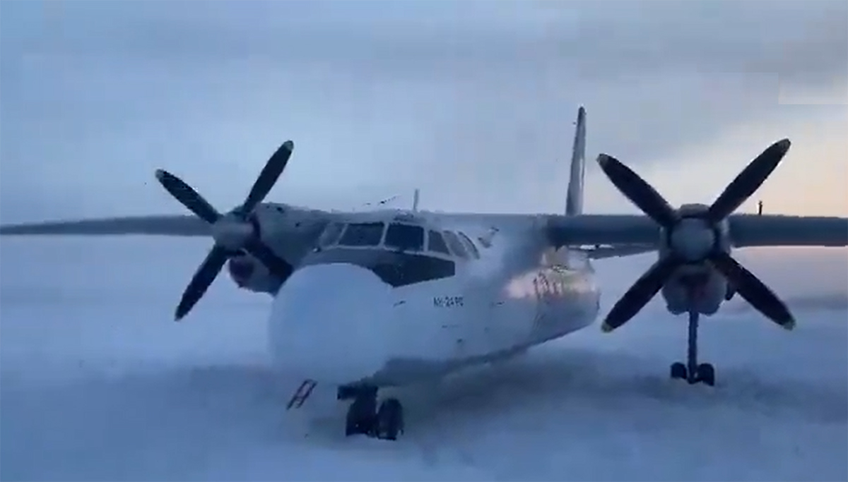 Passagiersvliegtuig geland op bevroren rivier in Rusland [+foto's&video]