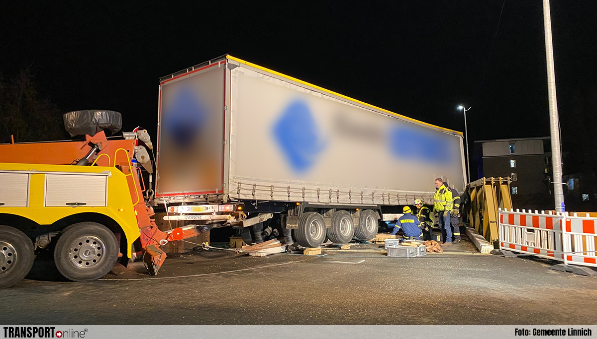 Tijdelijke brug in Duitse Linnich zwaar beschadigd door vrachtwagen [+foto's]