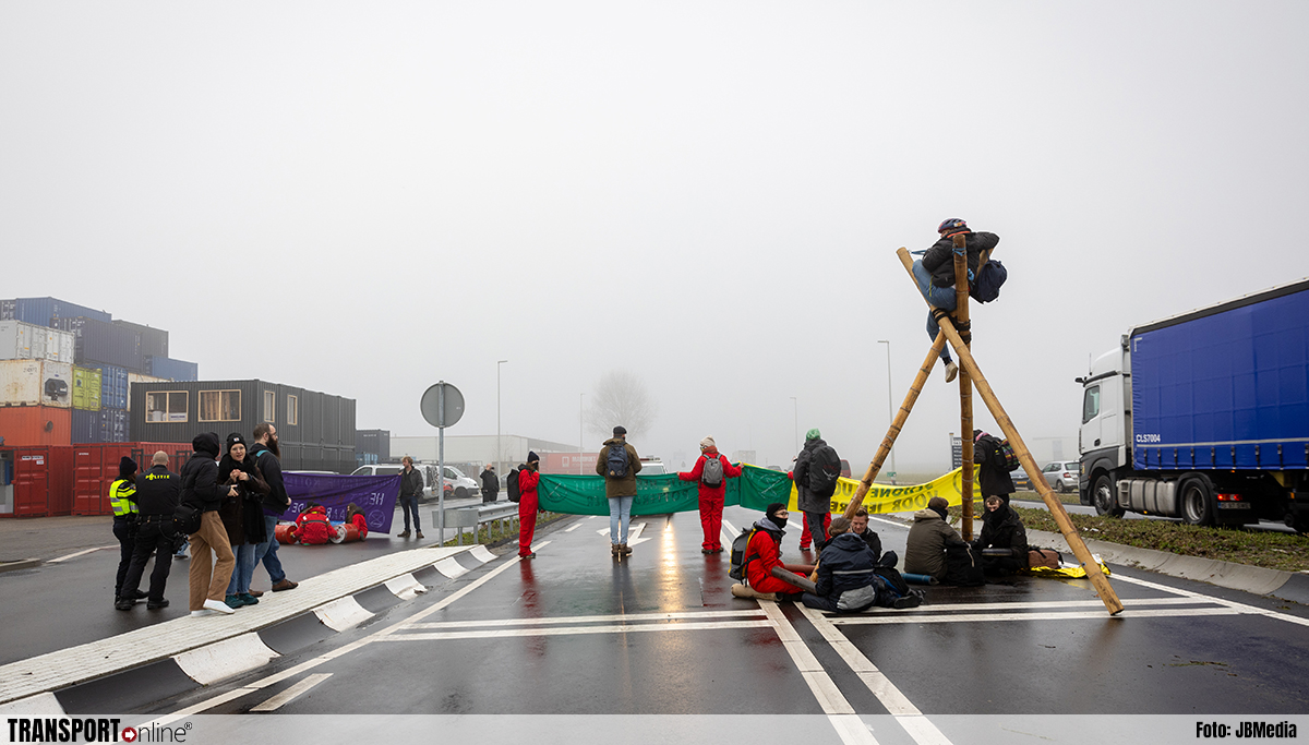 XR blokkeert weg in Europoort, protest tegen vervuilende haven [+foto]