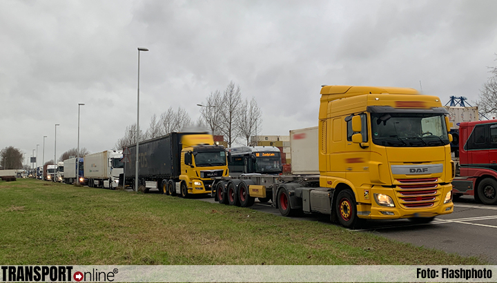 Verkeersinfarct door storing terminal Waalhaven [+foto]