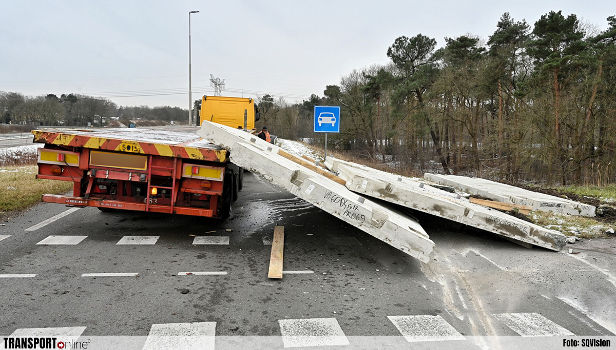 Vrachtwagen verliest lading betonplaten [+foto]