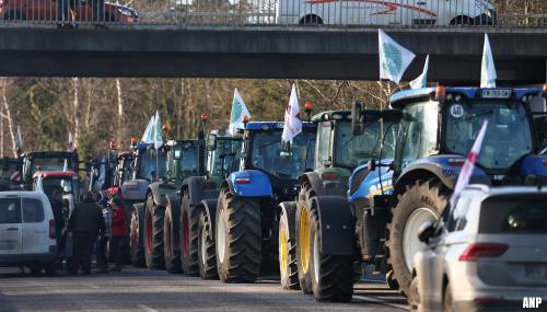 Vrachtwagenchauffeurs aangevallen door protesterende Franse boeren [+foto's&video's]