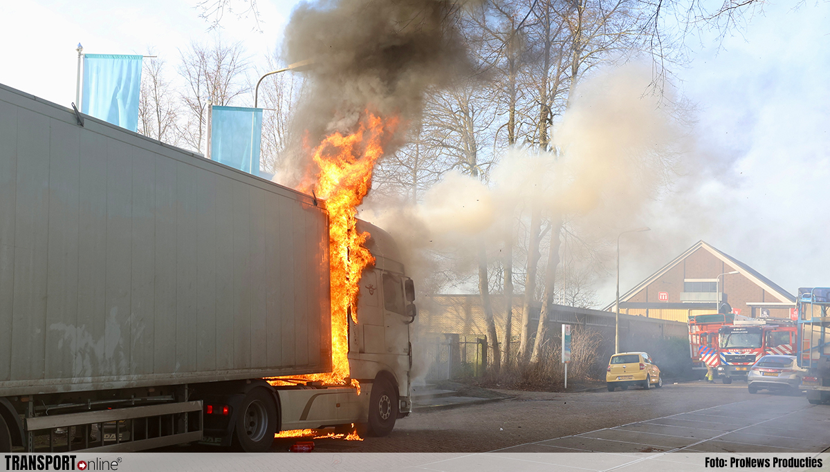 Vrachtwagenbrand in Emmeloord [+foto]