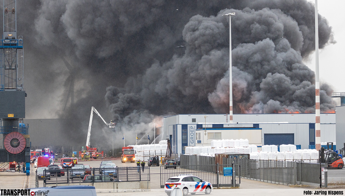 Zeer grote brand bij Nesta Shipping in Harlingen [+foto]