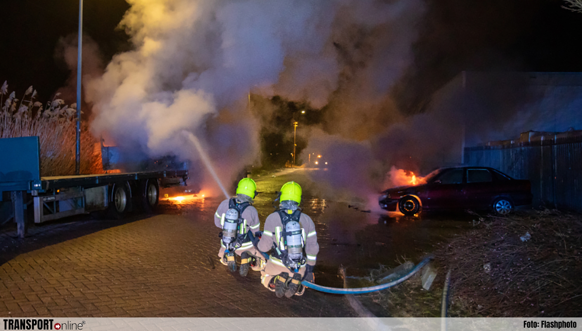 Vrachtwagen en auto uitgebrand in Schiedam [+foto]