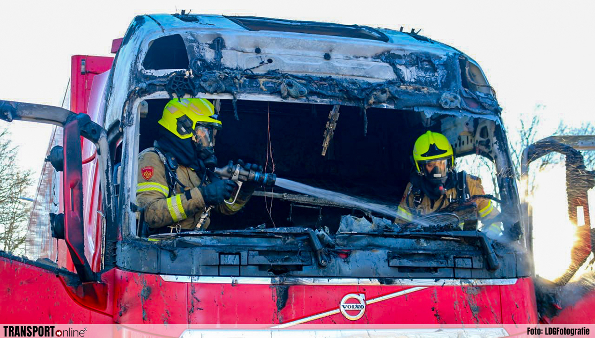 Cabine vrachtwagen volledig uitgebrand in Apeldoorn [+foto]