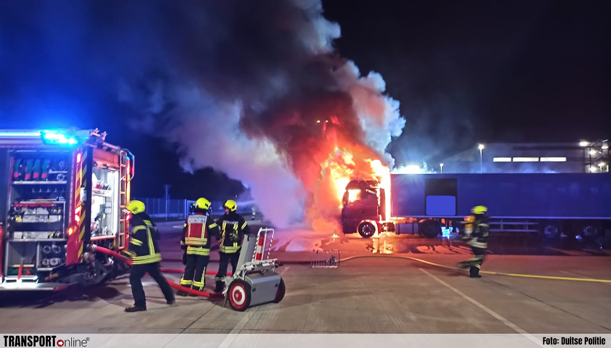 Vrachtwagenbrand slaat over op twee andere vrachtwagens bij logistiek bedrijf [+foto's]