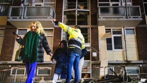 Brandweer Rotterdam zoekt drie mensen die mogelijk nog binnen zijn na explosie en brand