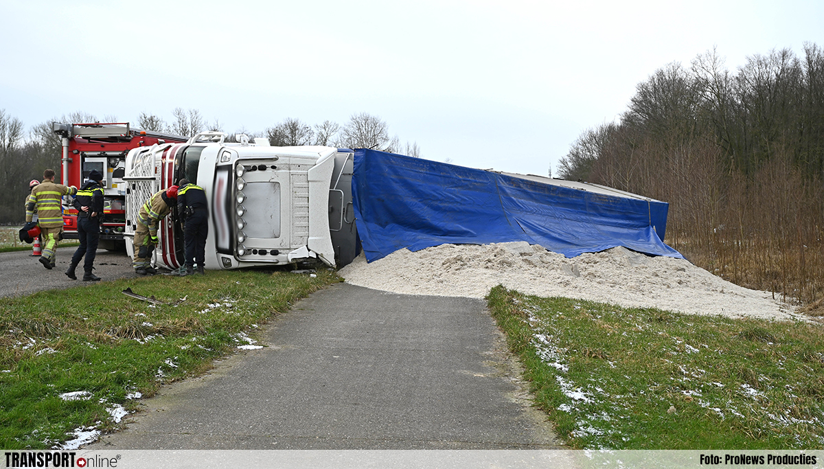 Vrachtwagen gekanteld bij Biddinghuizen [+foto].