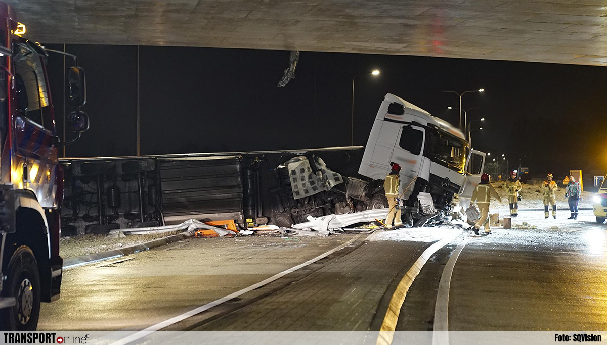 Vrachtwagen van viaduct N69 naar beneden gestort [+foto's]