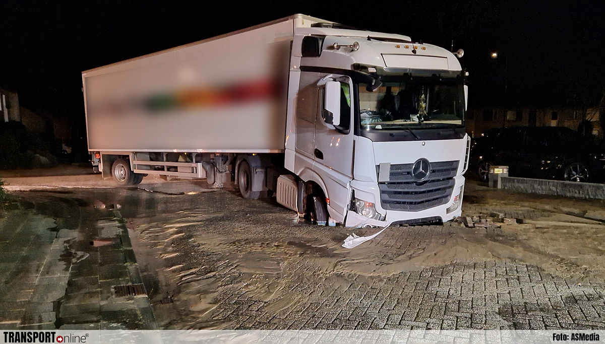 Vrachtwagen zakt in sinkhole in Rosmalen [+foto's]