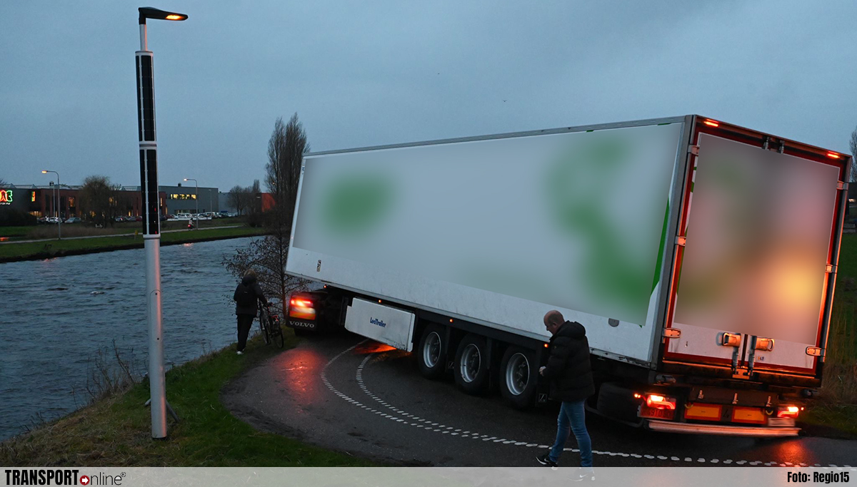 Vrachtwagenchauffeur rijdt zich vast in Rijnsburg [+foto's]