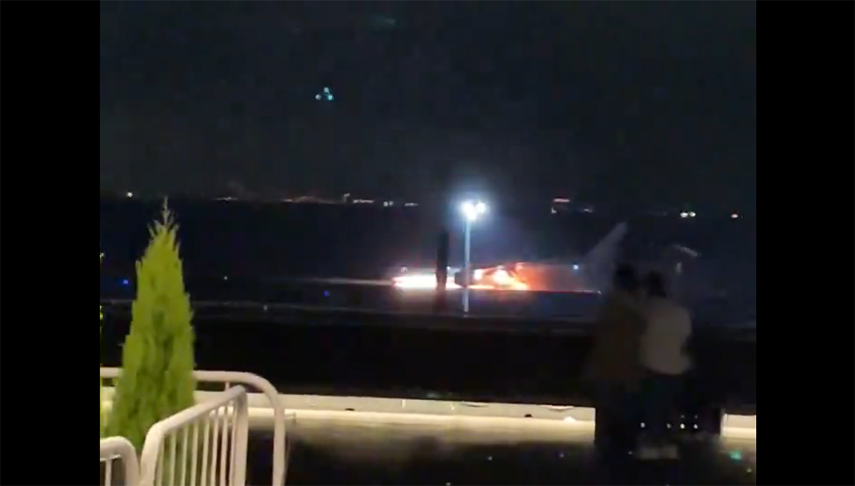 Passagiersvliegtuig met zeker 300 passagiers in brand op luchthaven Tokyo [+video's]