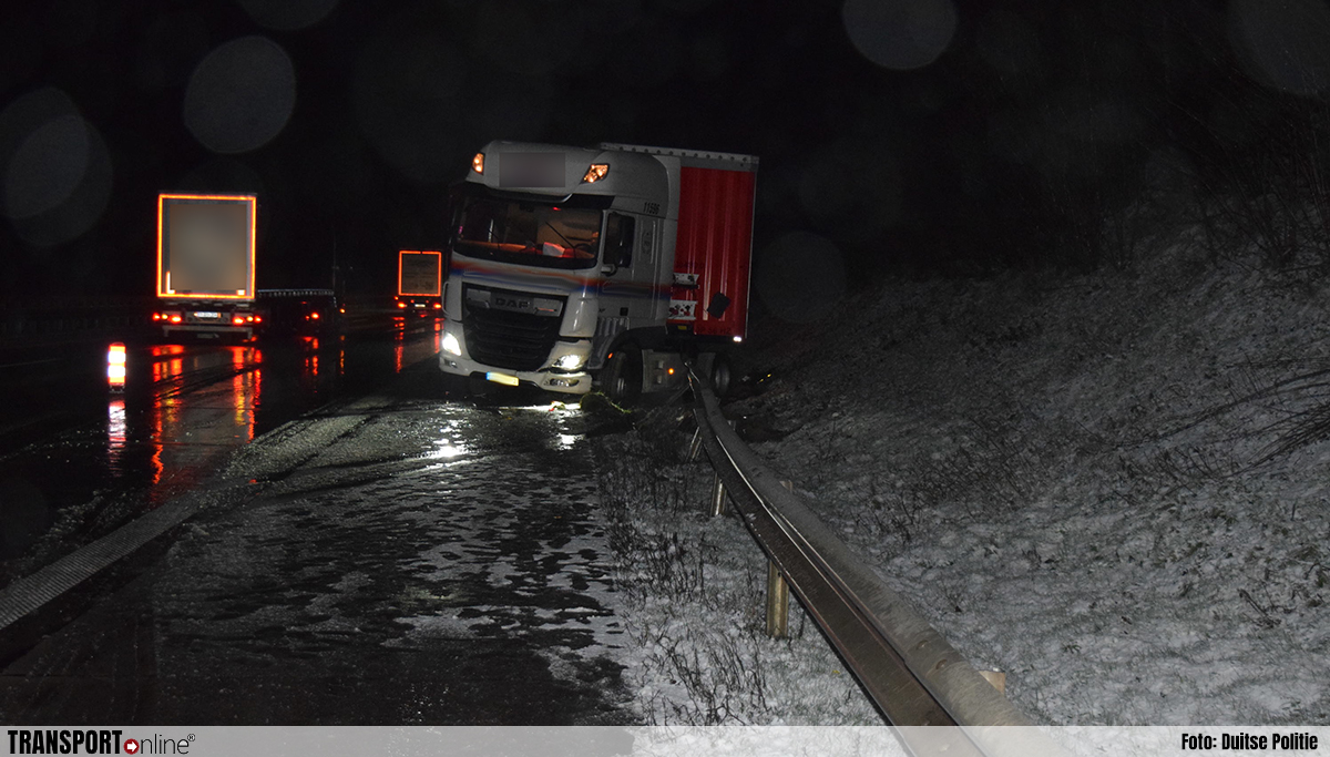 Duitse A1 richting Bremen urenlang afgesloten nadat Nederlandse vrachtwagen van de weg raakt [+foto]