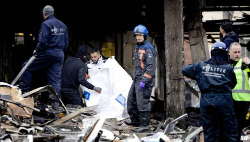 Familieleden halen lichaam onder puin weg na explosie Rotterdam