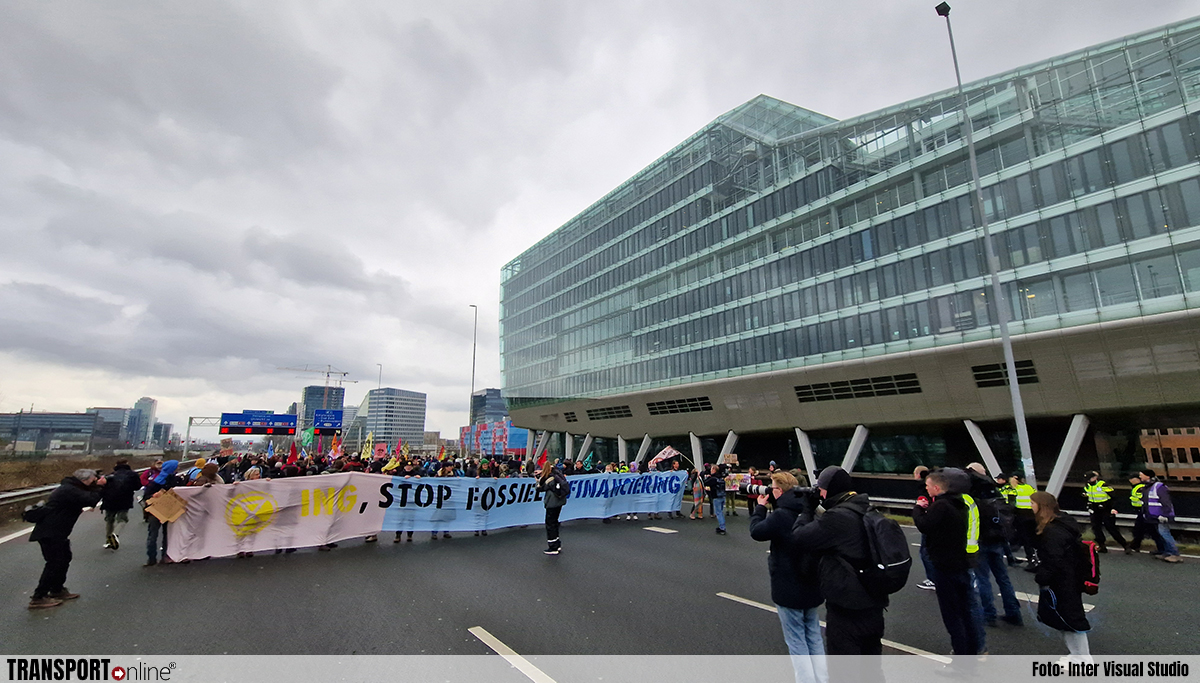 Klimaatactivisten blokkeren A10 in Amsterdam [+foto]