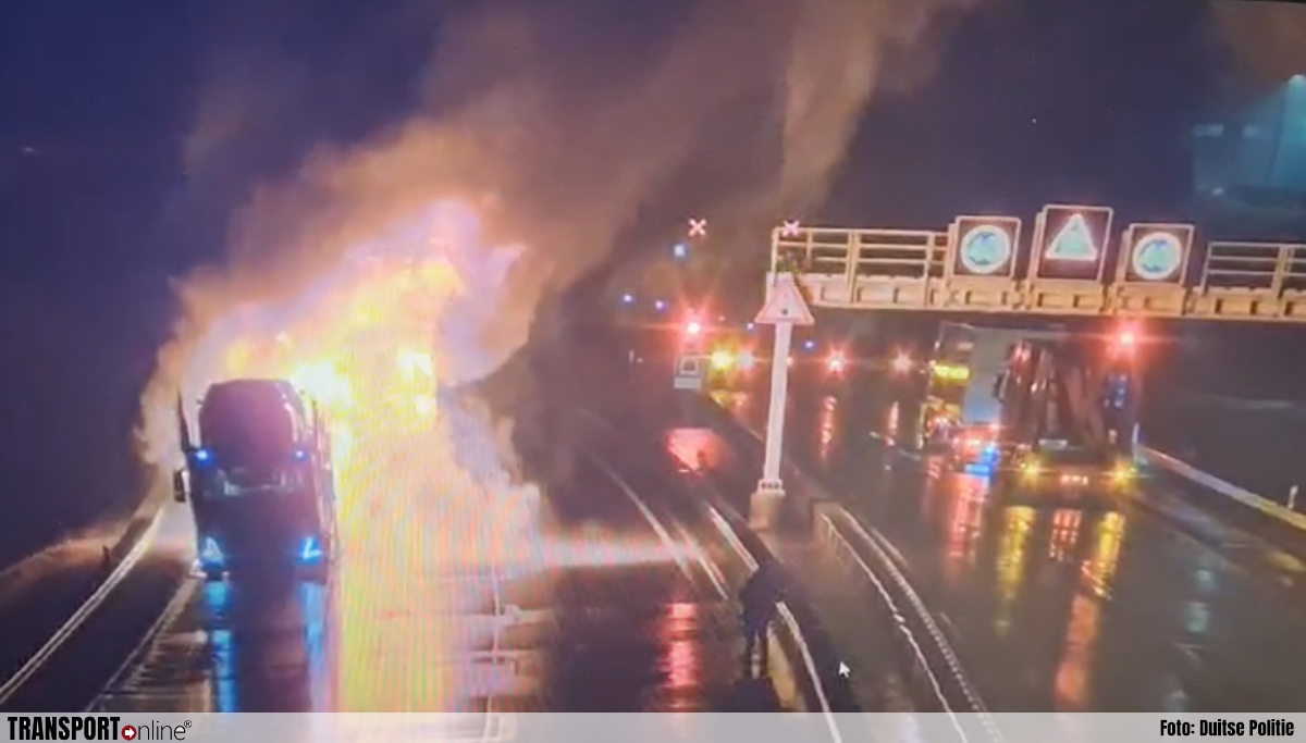 Chauffeur rijdt brandende autotransporter tunnel uit [+foto]