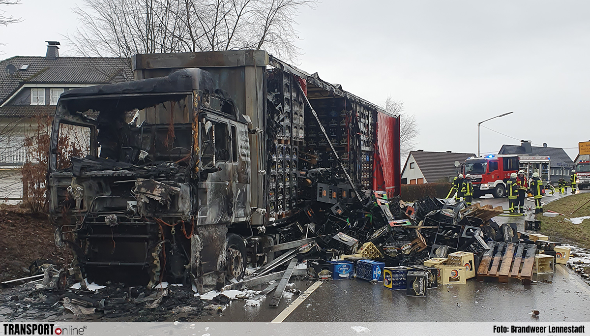 Vrachtwagenchauffeur gewond na brand in vrachtwagen met lege kratjes [+foto's]