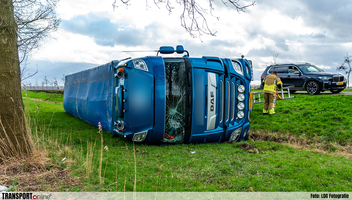 Vrachtwagen gekanteld in Lelystad, chauffeur gewond [+foto]