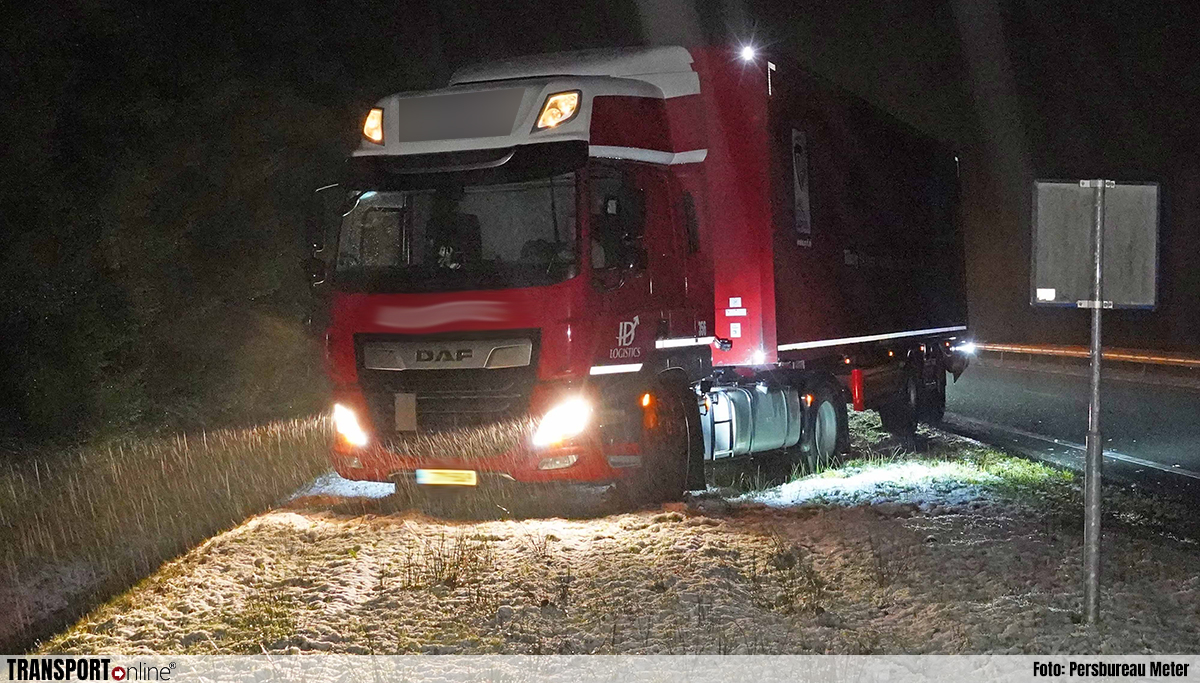 Vrachtwagen glijdt van de weg door sneeuwval [+foto]