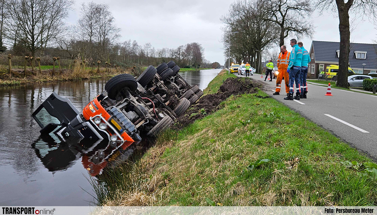 Vrachtwagen in kanaal in Drentse Nieuweroord [+foto]