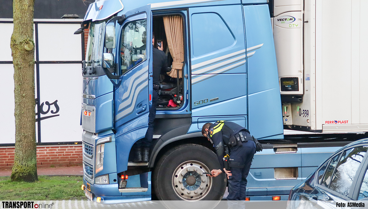 Vrachtwagenchauffeur met geweld overvallen in Lelystad [+foto's]
