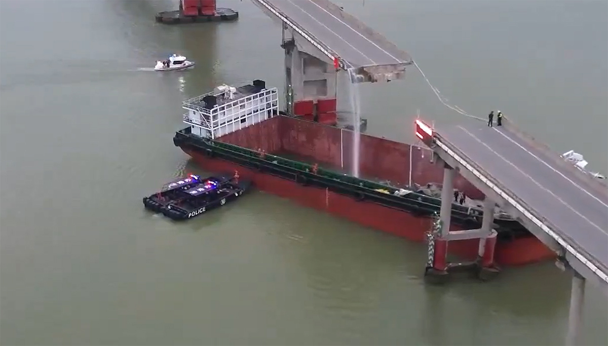 Vijf doden nadat vrachtschip tegen brugpijler in Chinese Guangzhou vaart [+video's]