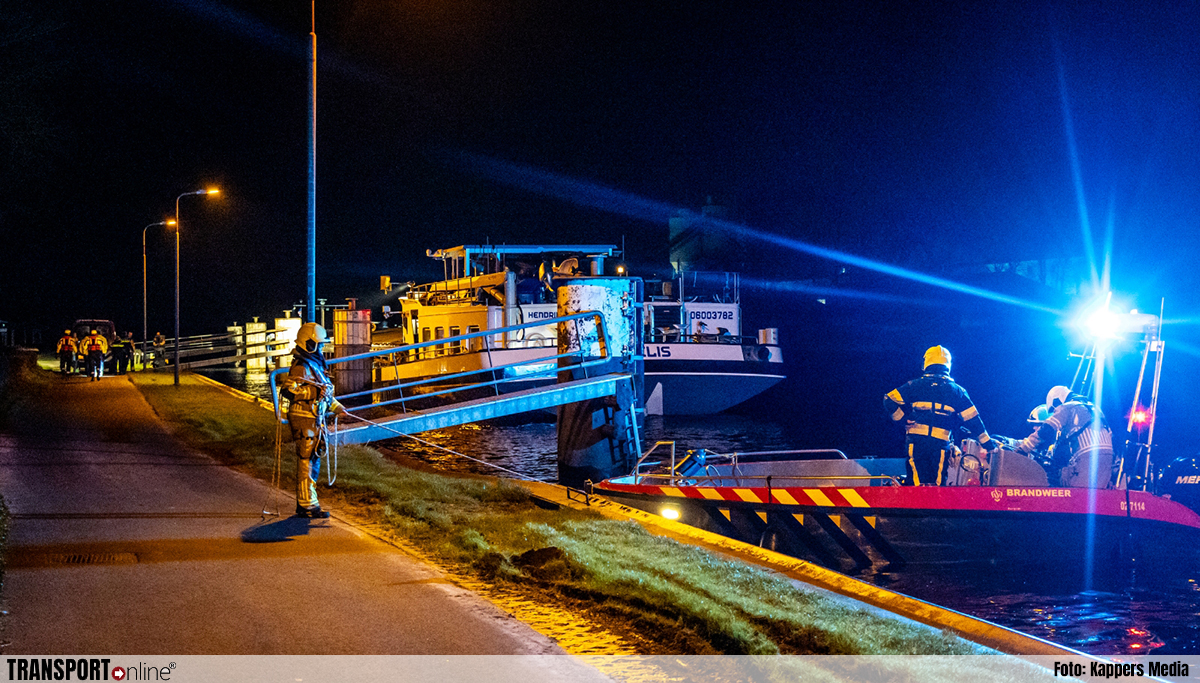 Vrachtschip ramt brug Schuilenburg bij Jistrum [+foto]