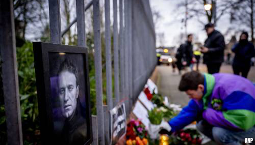 Honderden herdenken Navalny in Amsterdam en Den Haag