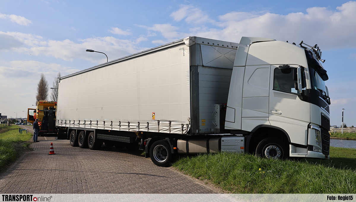 Vrachtwagen rijdt zich vast in berm Rijnsburg [+foto]