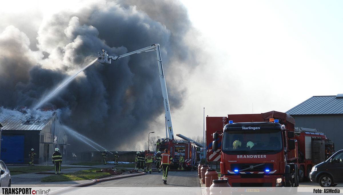 Grote brand in loods in Franeker [+foto's]