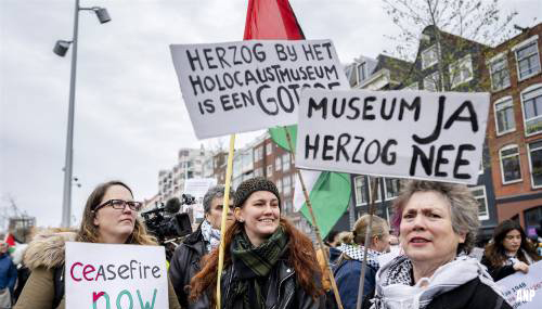 Groepen demonstranten bij Holocaustmuseum dagen elkaar uit