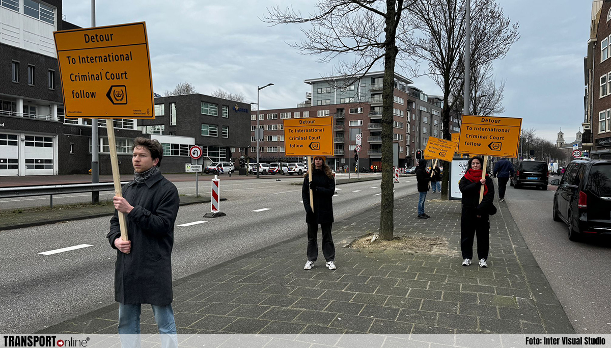 Eerste demonstranten verzamelen zich op Waterlooplein Amsterdam