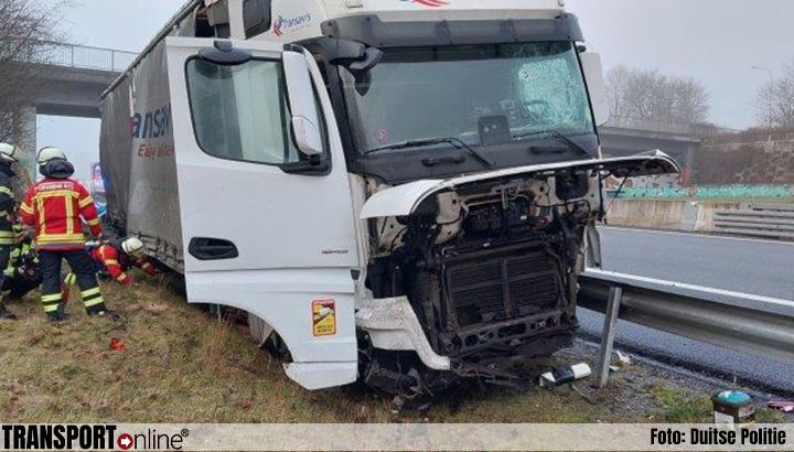 Vrachtwagenchauffeur over de vangrail op Duitse A215 nadat hij onwel werd [+foto's]