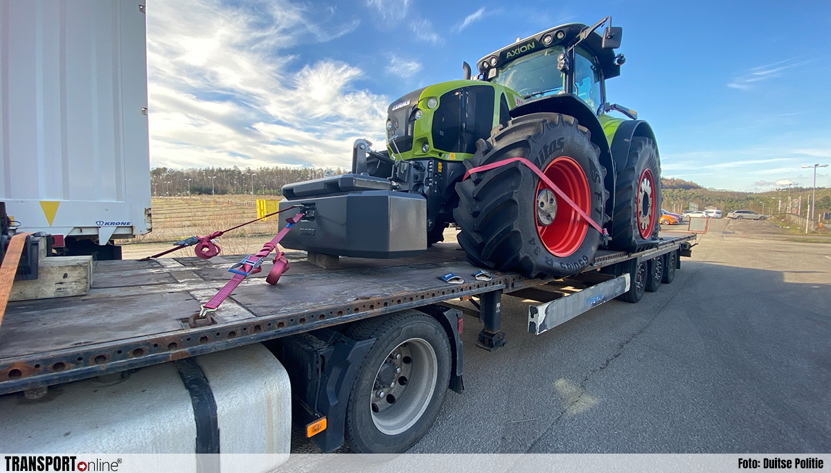 Tractor dreigt van trailer te vallen [+foto]