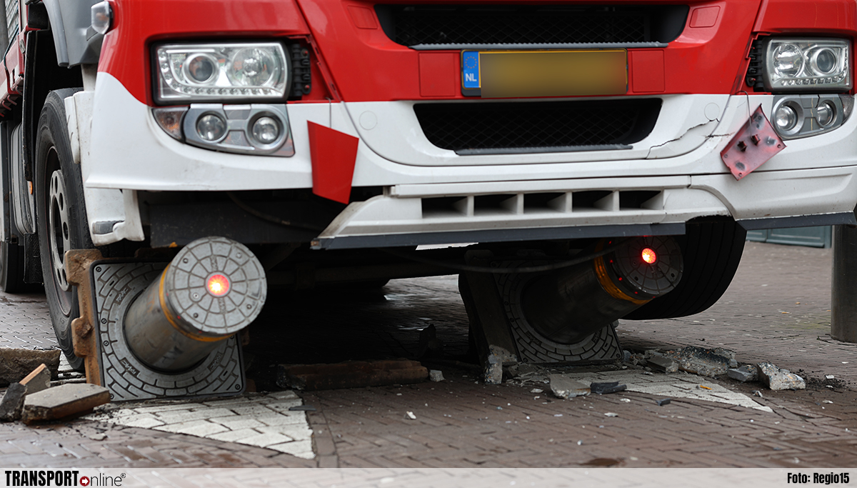 Vrachtwagen vast op twee pollers in Den Haag [+foto]