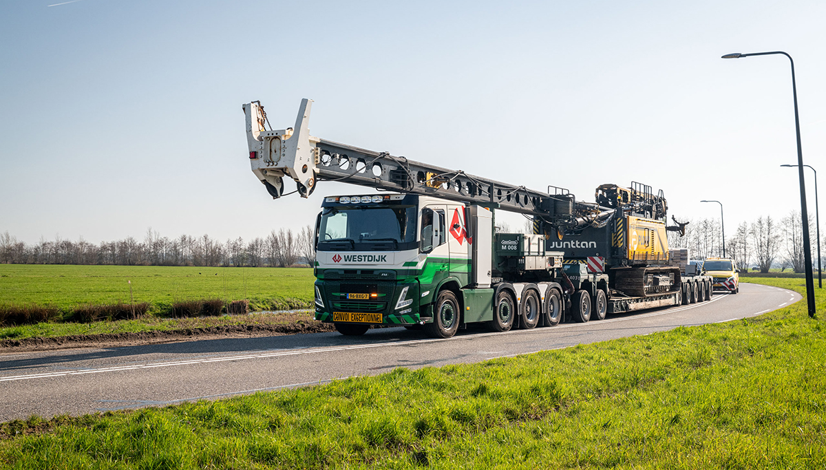 Nieuwe Volvo FM zwaartransport trekker voor Westdijk Exceptioneel Transport 