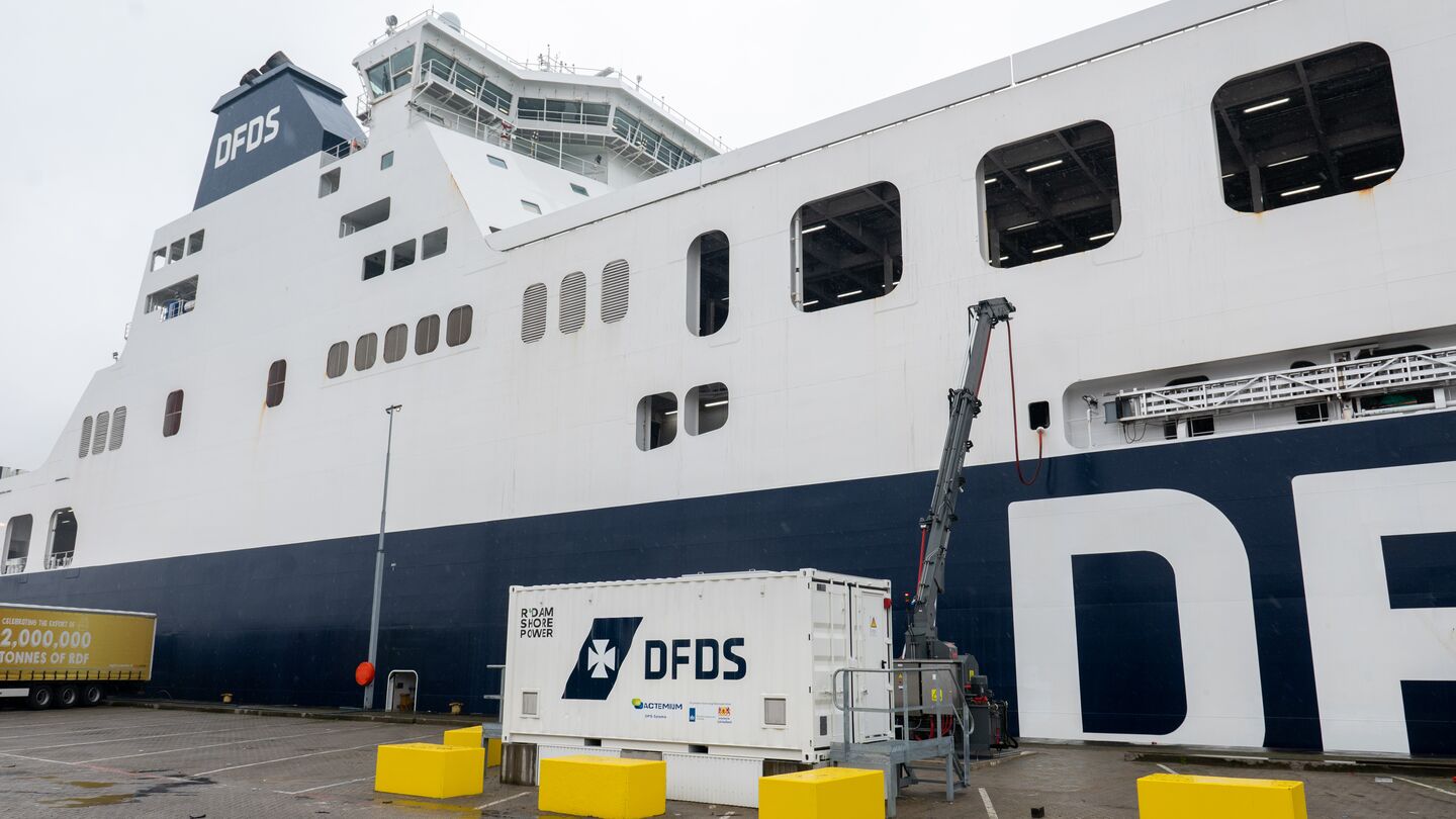 DFDS neemt walstroomvoorziening in gebruik bij terminal in Vlaardingen