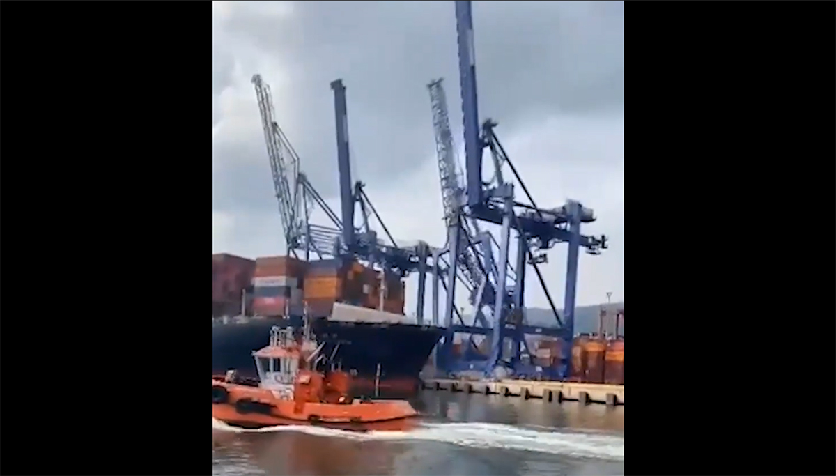 Containerschip vaart drie havenkranen omver [+video]