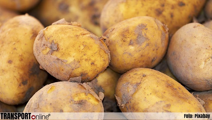 Vrachtwagen verliest lading aardappels op A73