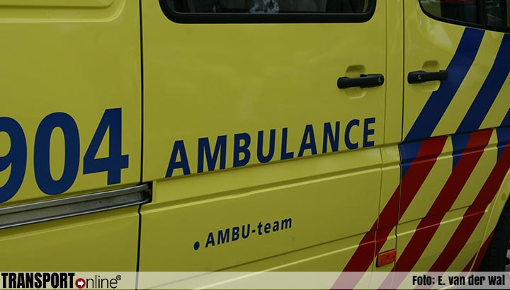 Bijrijder ambulance ernstig gewond door aanrijding met auto