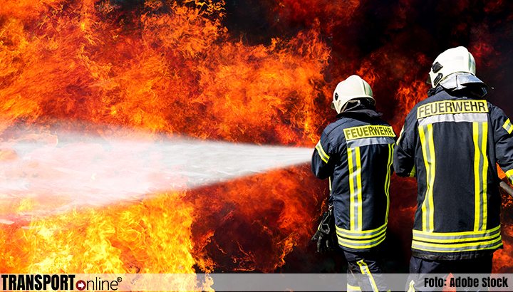 Vlammenzee op Duitse A1 nadat vrachtwagen in brand is gevlogen [+foto]