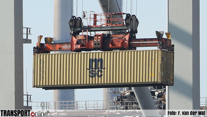 Extra drukte in haven Rotterdam door komst schepen uit Suezkanaal