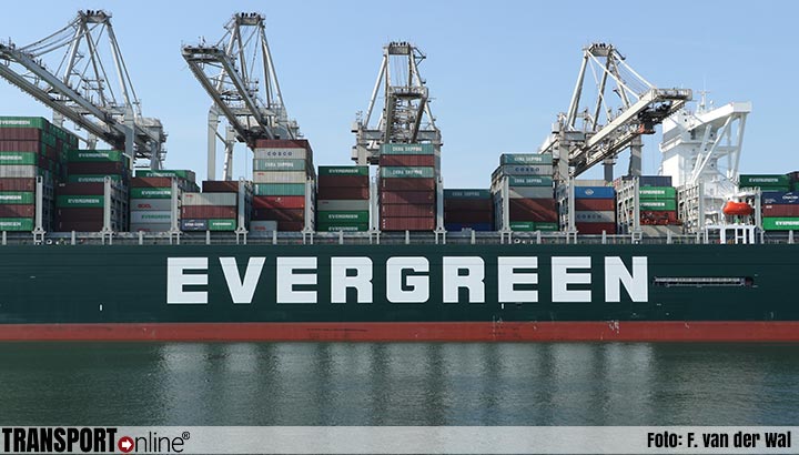 Grootste containerschip ter wereld de 'Ever Alot' komt naar Rotterdam