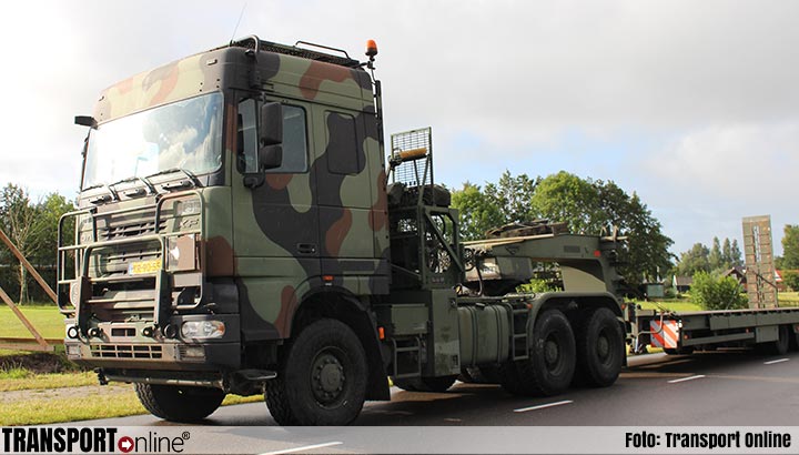 Defensie heeft zware vrachtwagens klaarstaan om tractoren te kunnen afvoeren tijdens boerenacties Schiphol