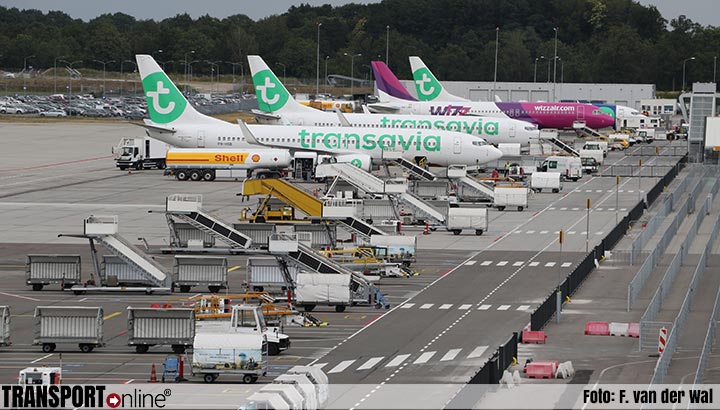 Klimaatactivisten betreden omheind terrein Eindhoven Airport